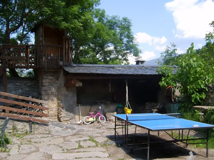 Imagen de Barbacoa, mesa de ping-pong y casita del árbol