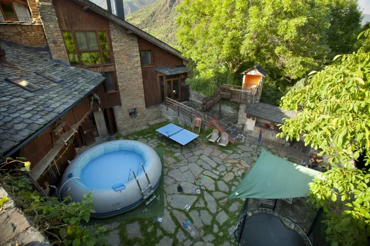 Imagen de Patio con piscina zodiac y juegos