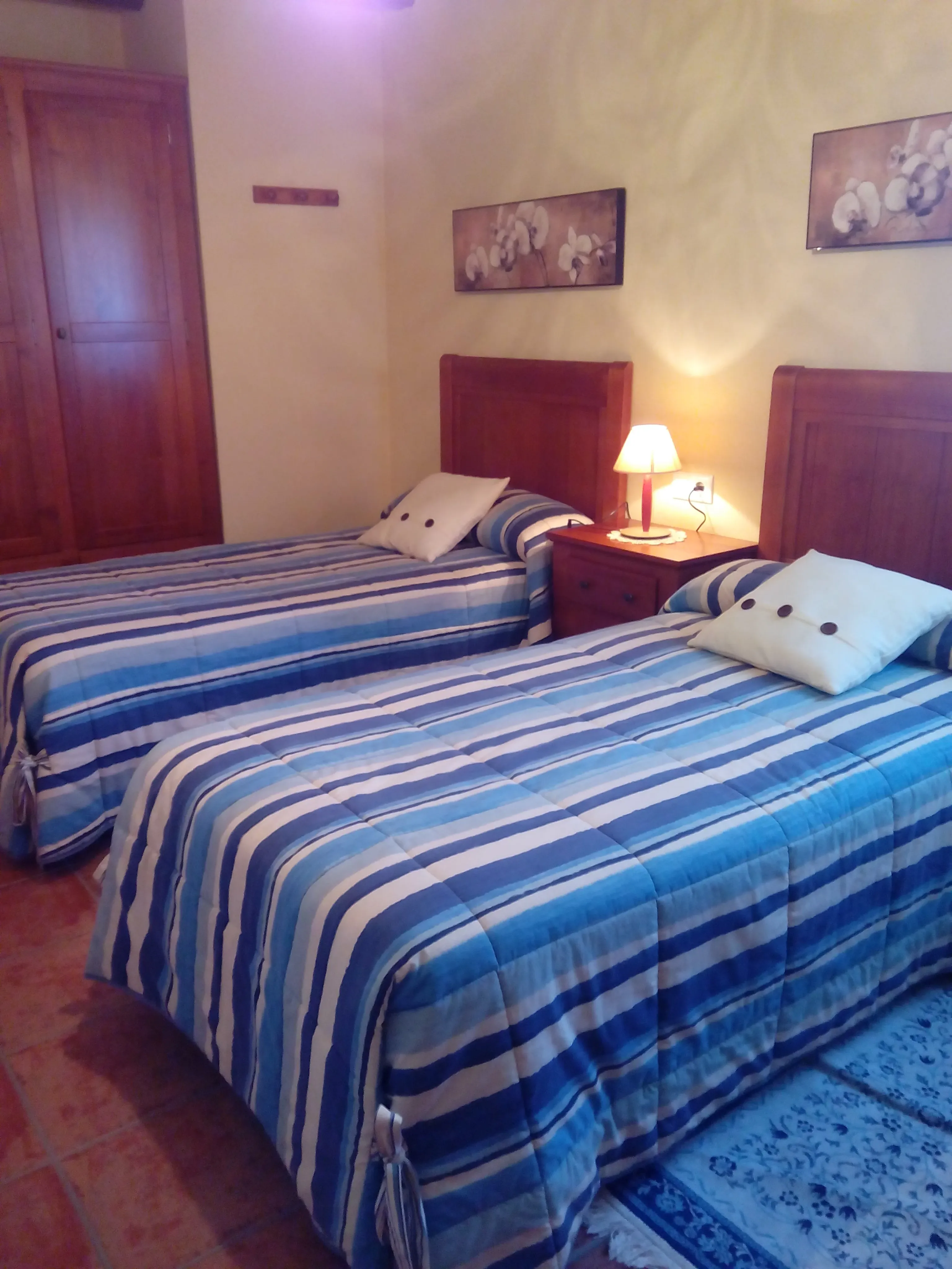 Imagen de habitación con dos camas individuales