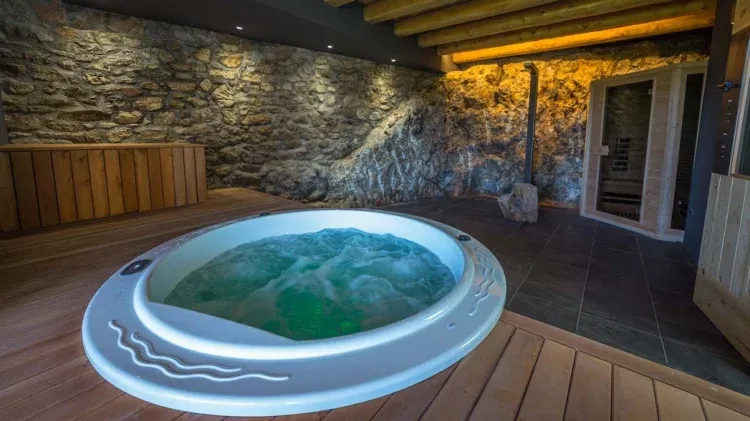 Imagen de Zona de agua con jacuzzi, sauna, ducha, cambiador y baño.