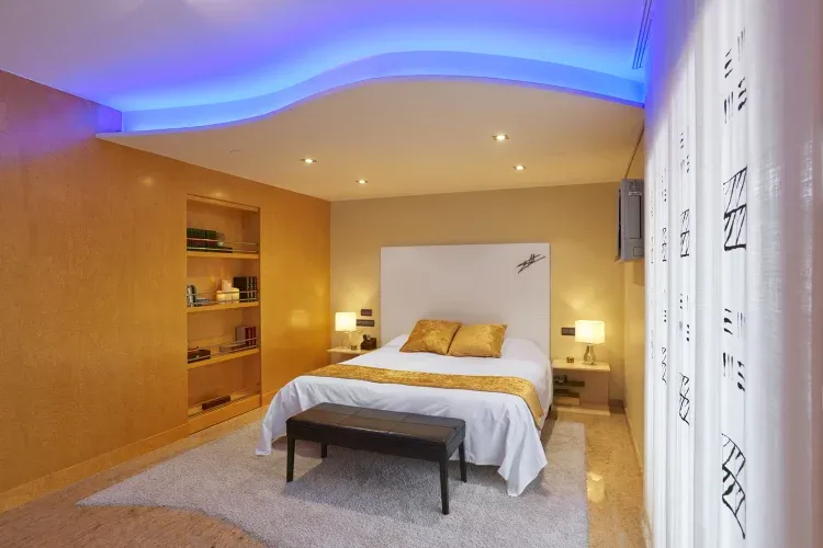 Imagen de Habitación con Cromo-terapia y Chimenea Eléctrica. Baño completo con Jacuzzi