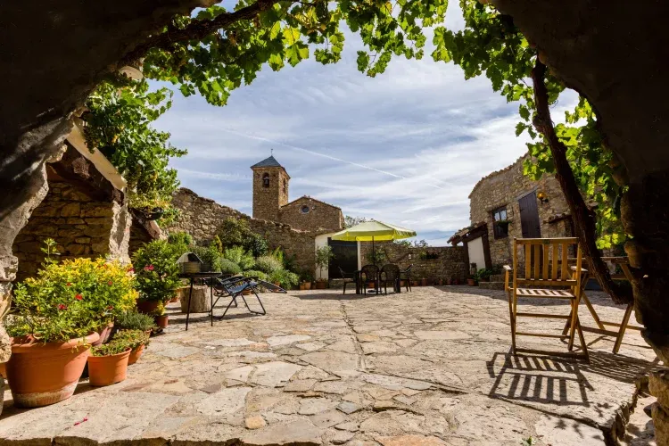 Imagen de El patio y la iglesia desde el túnel