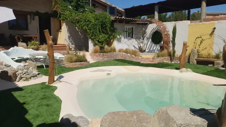 Imagen de Piscina-platja amb zona descans i banc circular
