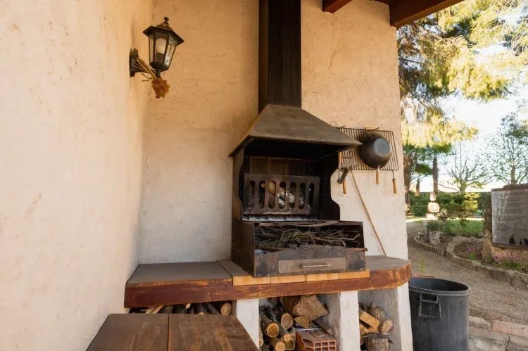 Imagen de porxo amb barbacoa, llenya i enjardinat de 1000m2