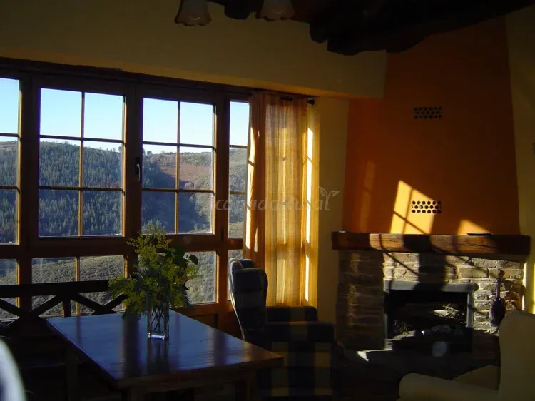 Imagen de comedor sala de estar con chimenea