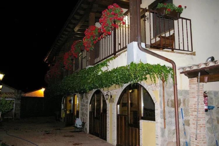 Imagen de Fachada sur al anochecer