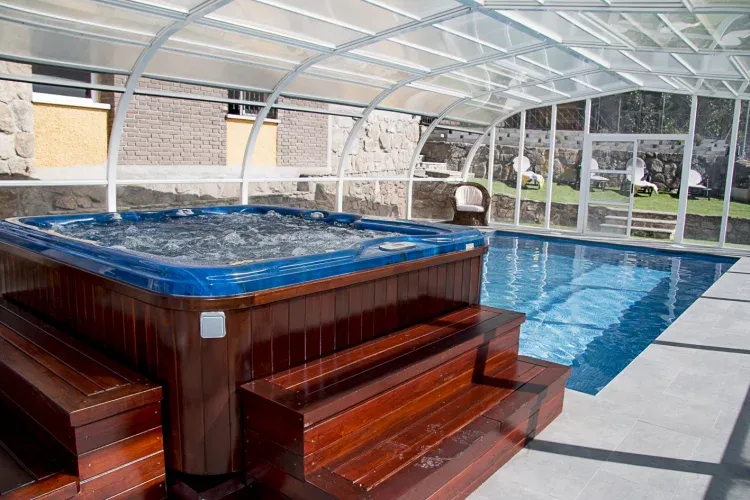 Imagen de Jacuzzi junto a la piscina cubierta
