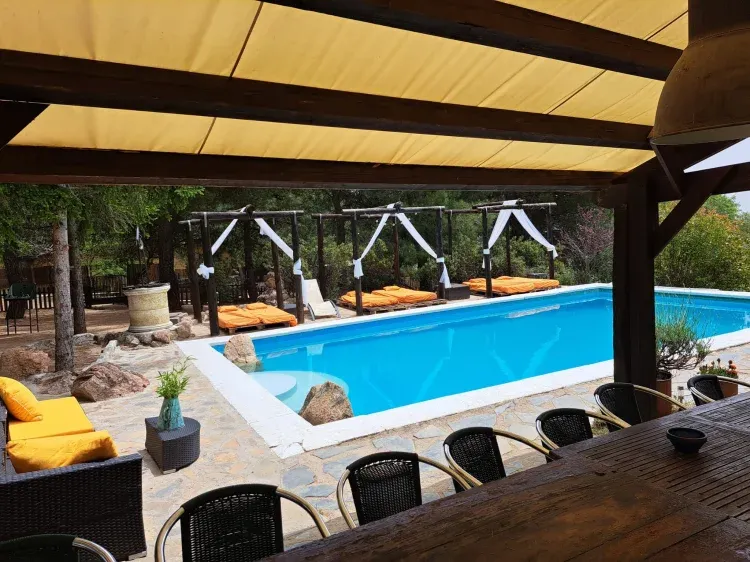 Imagen de cenador y piscina