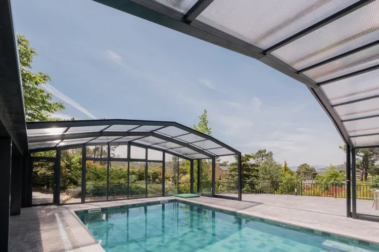 Imagen de piscina descubierta en verano