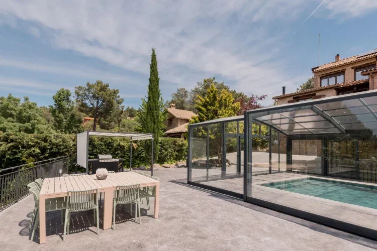 Imagen de zona de barbacoa junto a la piscina