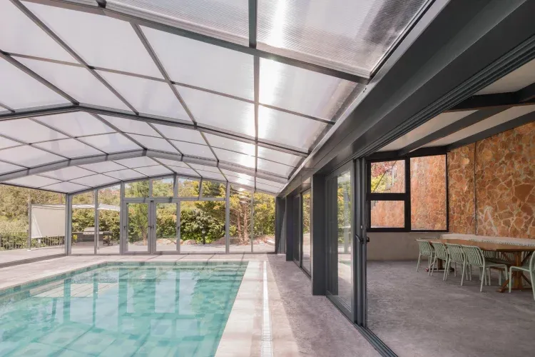 Imagen de piscina comunicada con el porche cubierto