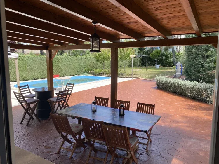 Imagen de El porche y piscina desde el salon