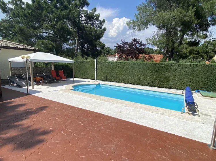 Imagen de Solarium con hamacas y pergola junto piscina 