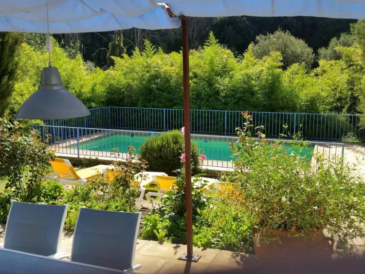 Imagen de Piscina con tumbonas