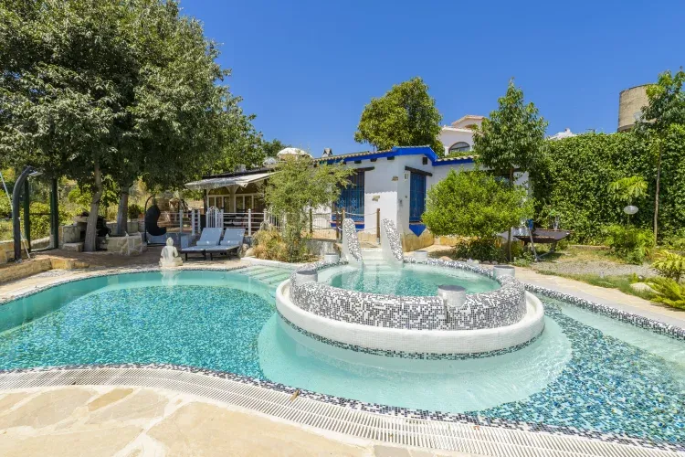 Imagen de jacuzzi exterior climatizado y piscina