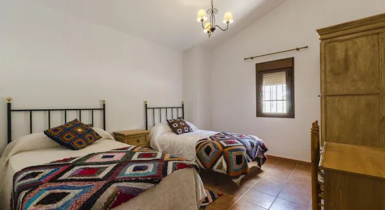 Imagen de Amplio dormitorio con camas de 105