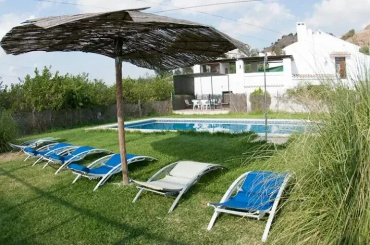 Imagen de Piscina con hamacas