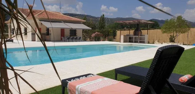 Imagen de Exterior piscina y barbacoa