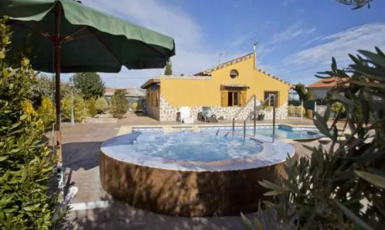 Imagen de Vista desde el exterior.. jacuzzi y casa rf