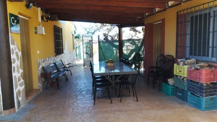 Imagen de Pórtico entre casa y barbacoa 