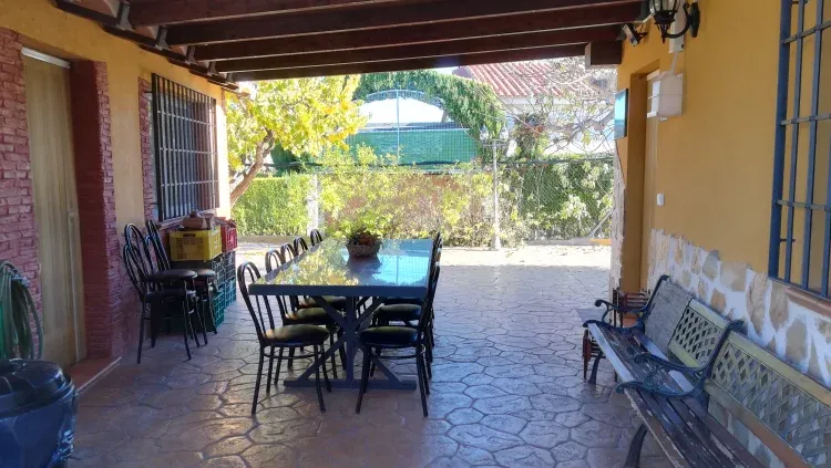 Imagen de Pórtico entre casa y barbacoa 