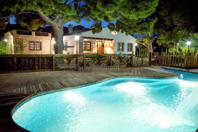 Imagen de Fachada y piscina