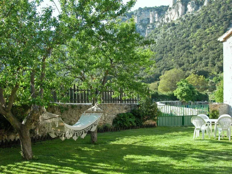 Imagen de Jardín cerrado con mobiliario y barbacoa.