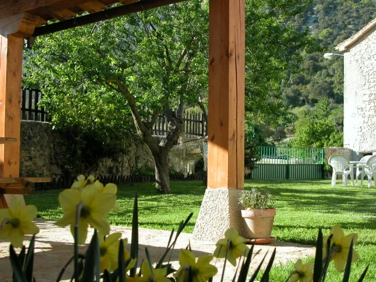 Imagen de Porche con mesas y barbacoa con acceso directo a la casa.