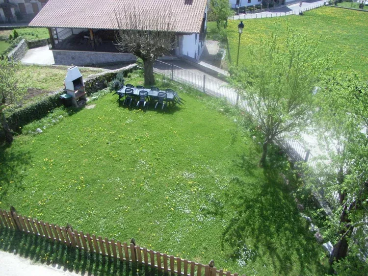 Imagen de JARDIN CON BARBACOA  Y MOBILIARIO JUNTO A LA CASA. .