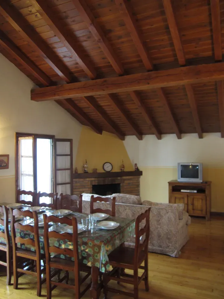 Imagen de Salón muy amplio con salida a una gran balconada.