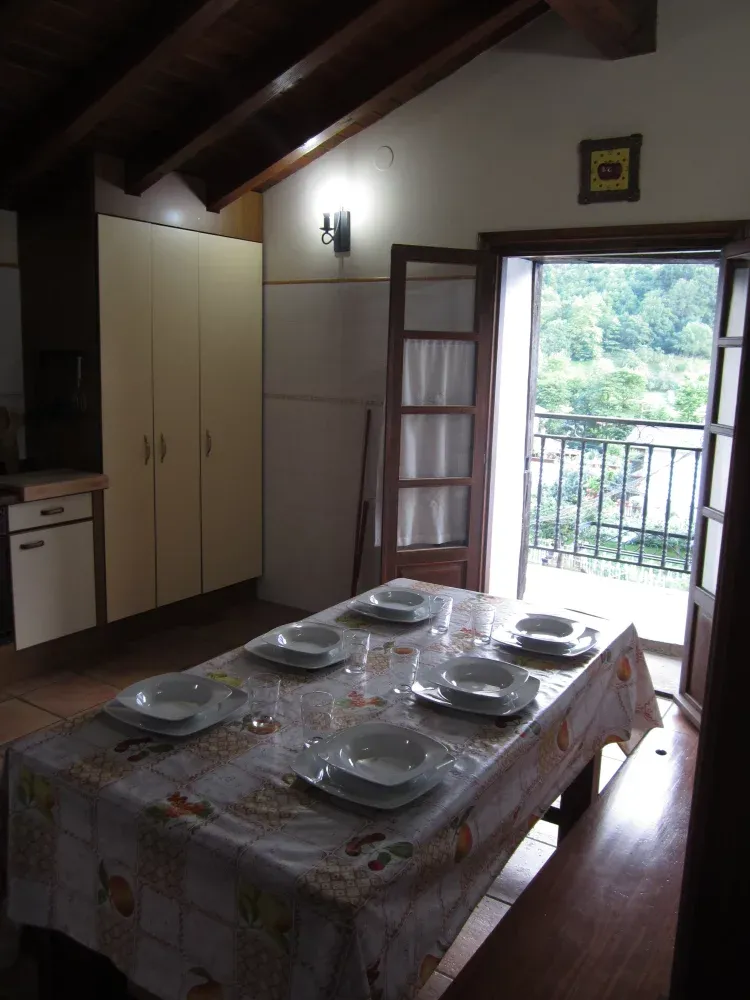 Imagen de Gran cocina completamente equipada, con salida a un gran balcón.