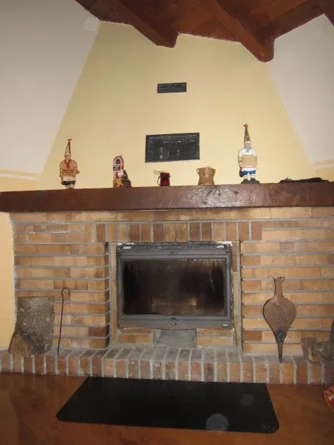Imagen de Chimenea en el salón de la casa.