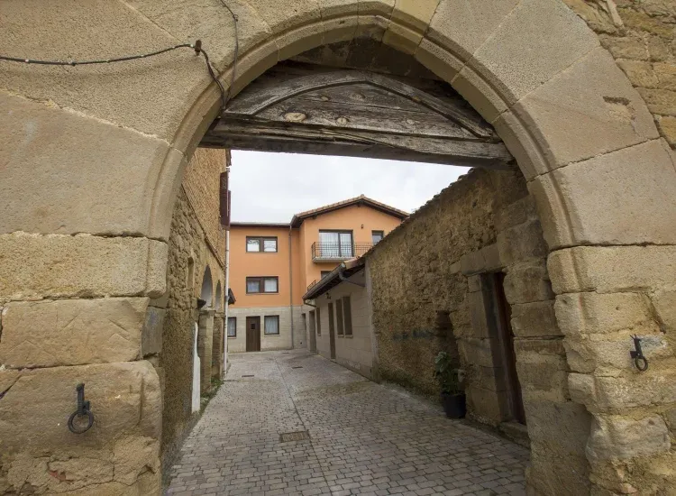 Imagen de Arco Infanzones con los Apartamentos rurales La Patxuela