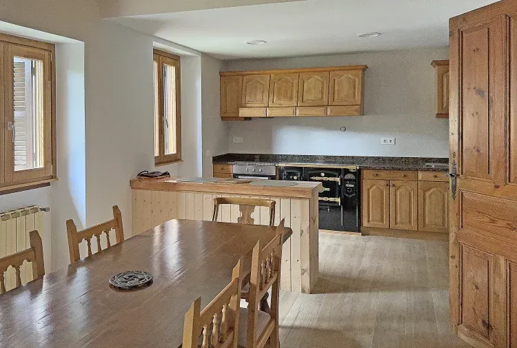 Imagen de Cocina comedor-Salón con chimenea