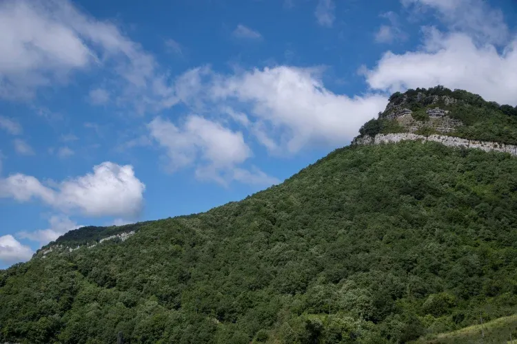 Imagen de A los pies de la cascada de Urziloa y la montaña de Arburua 