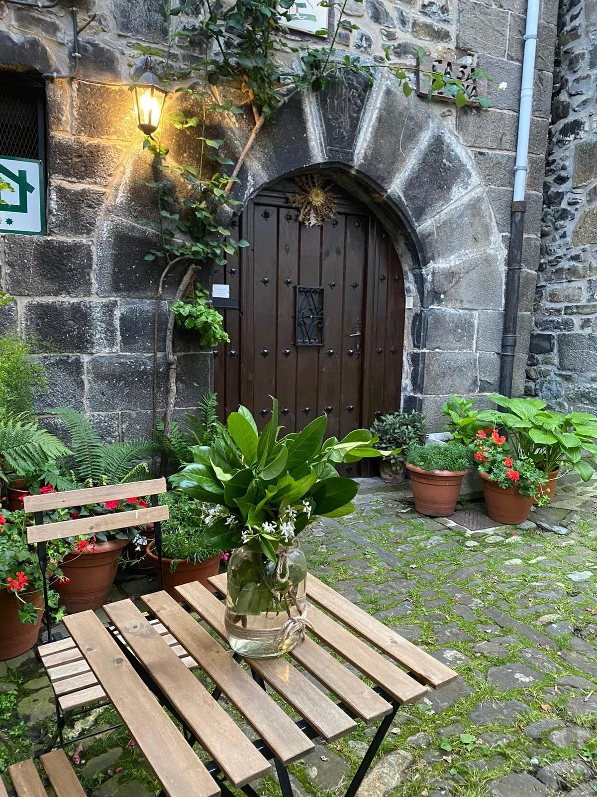 Imagen de Puerta entrada noche