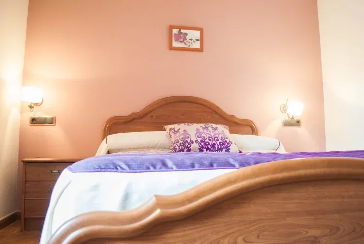 Imagen de Habitación con cama de matrimonio