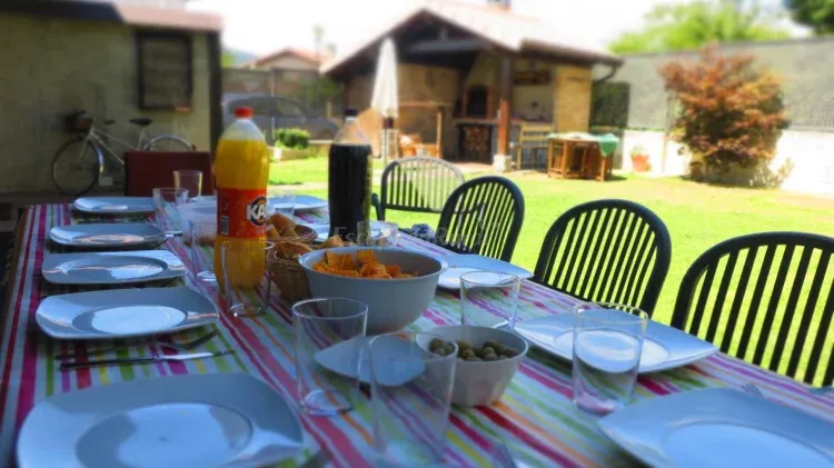 Imagen de Porche, jardín y barbacoa