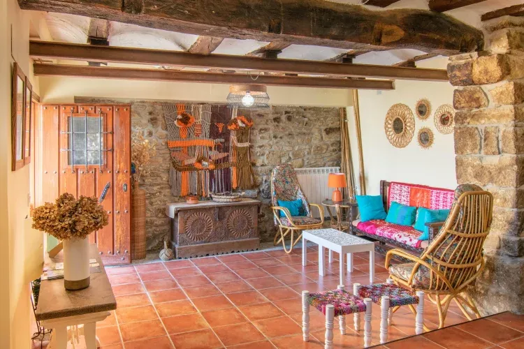 Imagen de Entrada a la casa Ezkonberri, con la decoración rústica cuidada hasta el más mínimo detalle