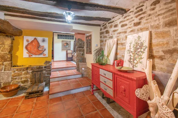 Imagen de Al igual que en el resto de la casa, en la planta baja encontraréis la decoración especial que hemos preparado, manteniendo el estilo rústico de esta