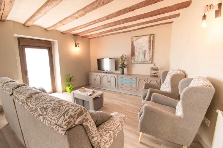 Imagen de La sala de estar conecta con la cocina, los cómodos sofás comparten la tele, para que estéis lo más cómodos posible