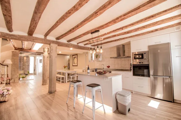 Imagen de La cocina, completamente equipada, conecta con el comedor en una misma sala