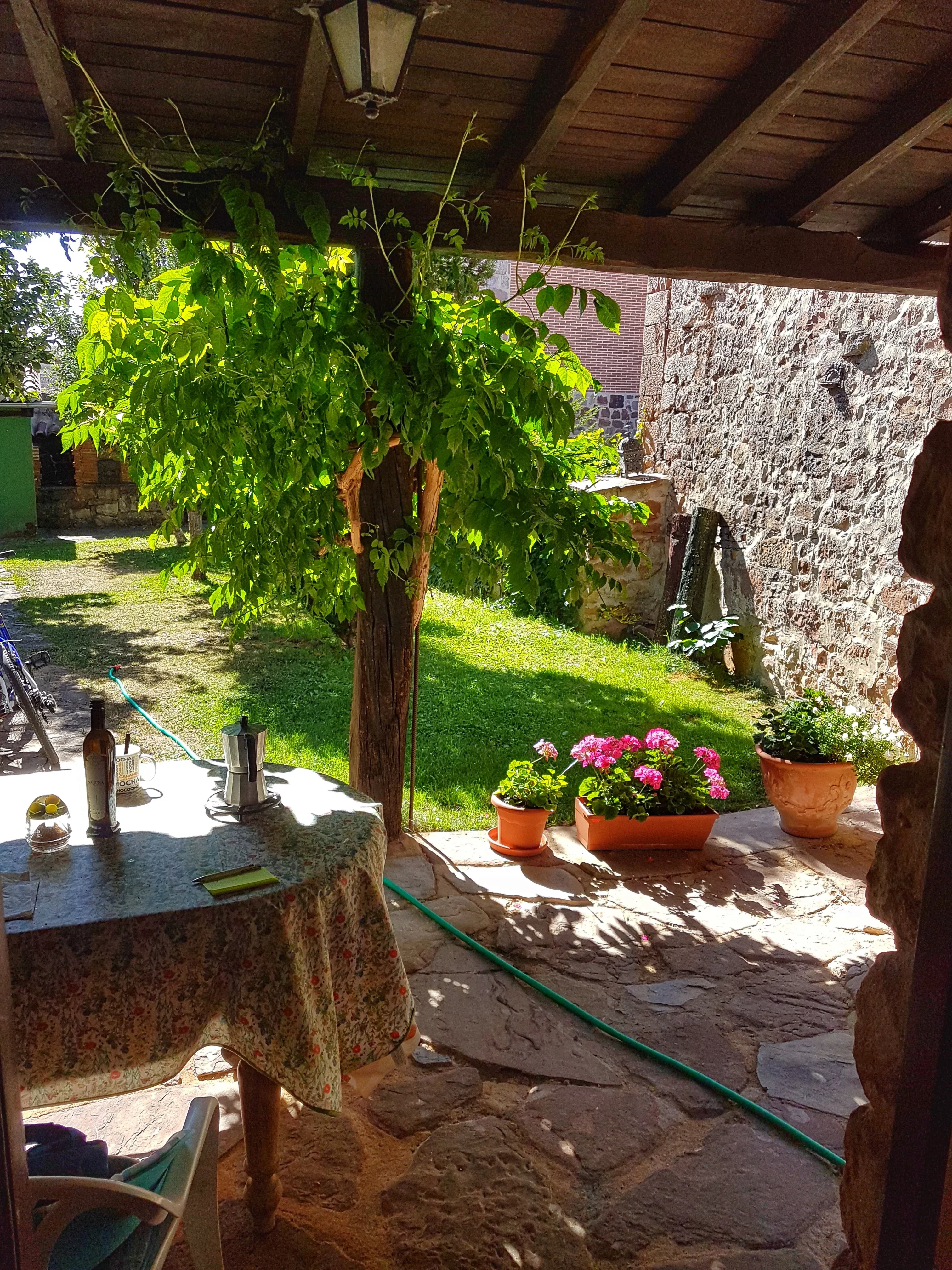 Imagen de El porche y el jardín desde la cocina