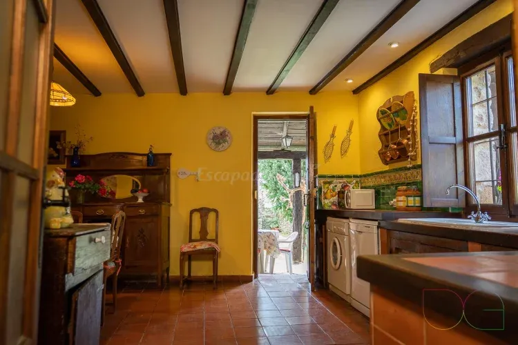 Imagen de La cocina da al porche y al jardín