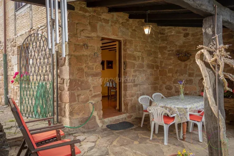 Imagen de El porche y la entrada a la cocina
