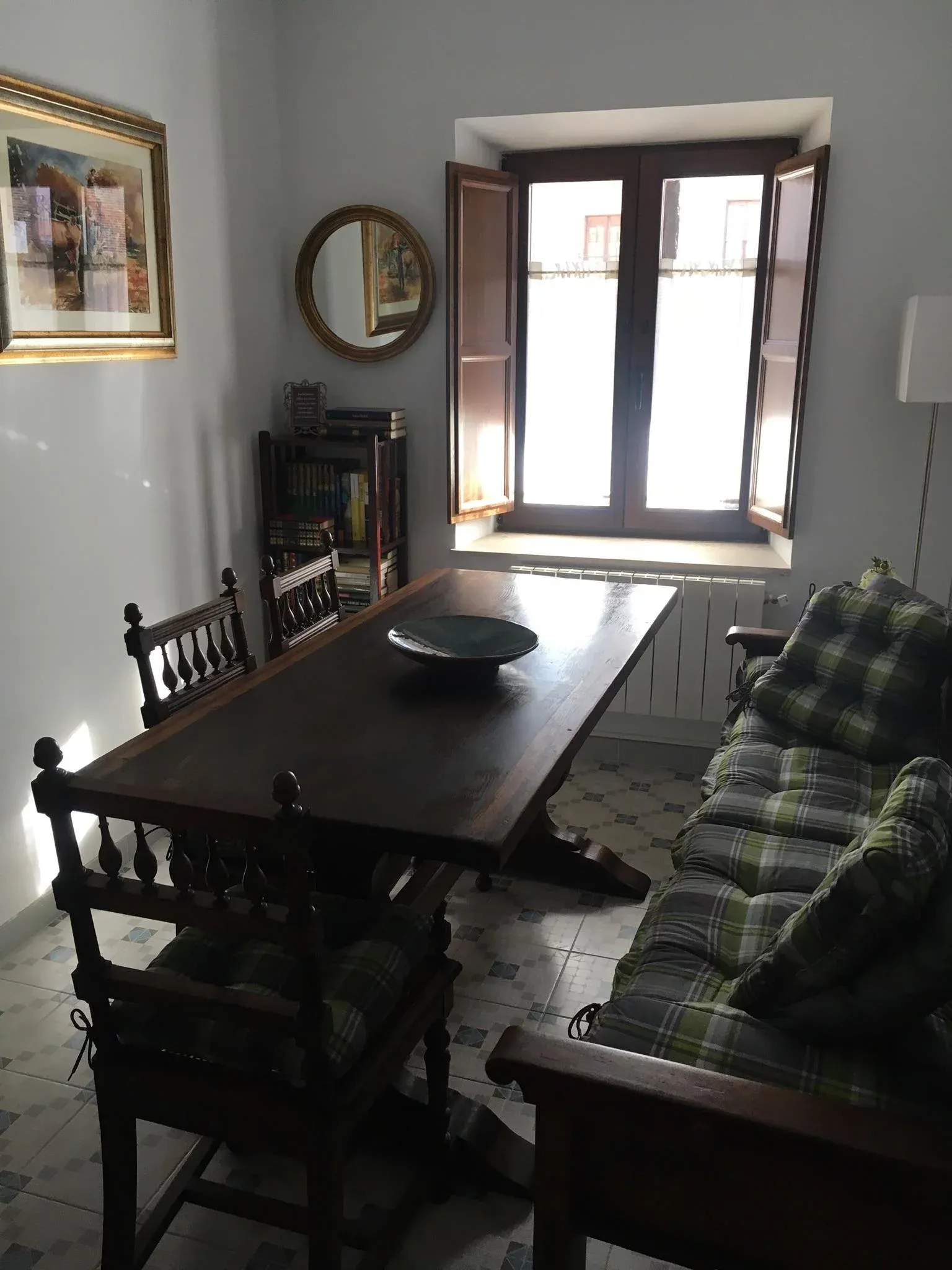 Imagen de Comedor con una pequeña biblioteca