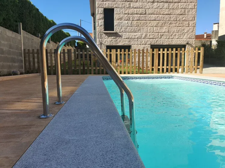 Imagen de zona exterior,piscina y barbacoa