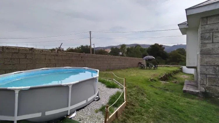 Imagen de Piscina en jardín con vistas a la montaña