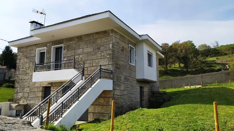 Imagen de Frente casa con jardín