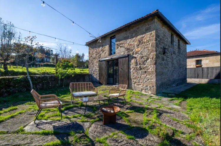 Imagen de Vista exterior casa y jard&iacute;n